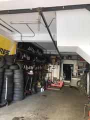 Lloguer Local Comercial  Rúa fábrica 35 , bajo carballo. Se alquila negocio de neúmaticos en funcionamiento
