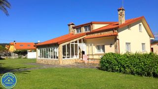 House  Do pinar. Chalet en la playa de baldaio  carballo