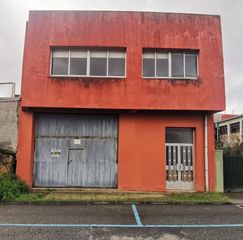 Gebäude in Carballo. Edificio en el centro de carballo
