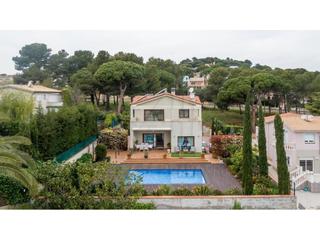 Casa a Vilablareix. Lujosa villa luminosa con una vista al mar inolvidable.