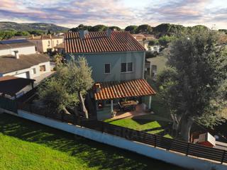 Casa  N/a. Encantadora vivienda unifamiliar con ático en zona tranquila