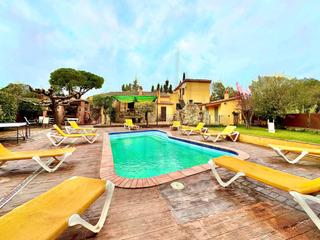 Casa a Mas Pere-Río de Oro. Encantadora villa rústica 5 dormitorios, jardín extenso y piscin