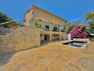 Maison  N/a. Villa de lujo con vistas al mar y características únicas en vent