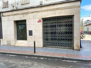 Affitto Locale commerciale  Antonia díaz. Local comercial de esquina en alquiler en pleno centro de dos he