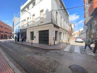 Lloguer Local Comercial  Antonia díaz. Local comercial de esquina en alquiler en pleno centro de dos he