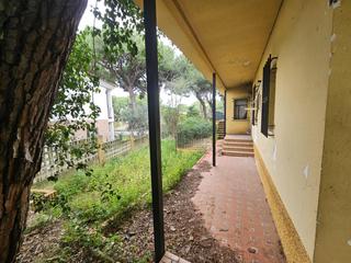 Casa a Oromana. Chalet con piscina para reformar en pinares de oromana