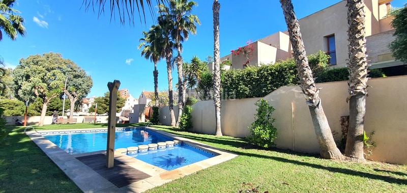 Foto 82b7088a-d466-4f34-a33b-b6be0d8bbe71. Casa adossada amb calefacció aparcament piscina a Alicante