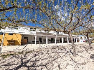 Chalet in Cortes-Huertas. En venta finca rústica con chalet privado e instalaciones de res