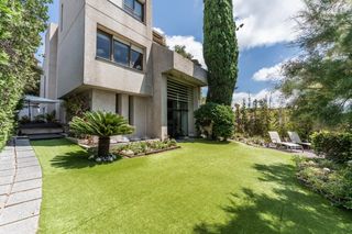 Chalet à Est. Exclusiva villa en venta en esplugues de llobregat a tan sólo 5