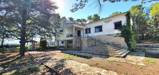 Chalet in Cocentaina. Estupendo chalet independiente con parcela propia de 11.000 m2 y