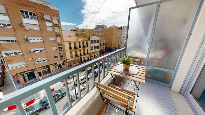 Piso amplio y luminoso piso de 140 m2 con 4 habitaciones, balcón amplio y ascensor. estás buscando la vivienda perfecta que al verla te en Valencia - Imagen 4