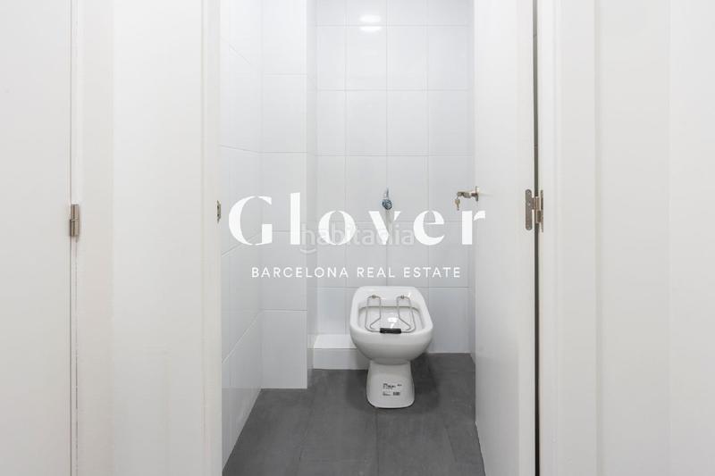 Foto efd9aac6-85da-4419-aab2-29471322f1b6. Alquiler local comercial en Sant Antoni Barcelona