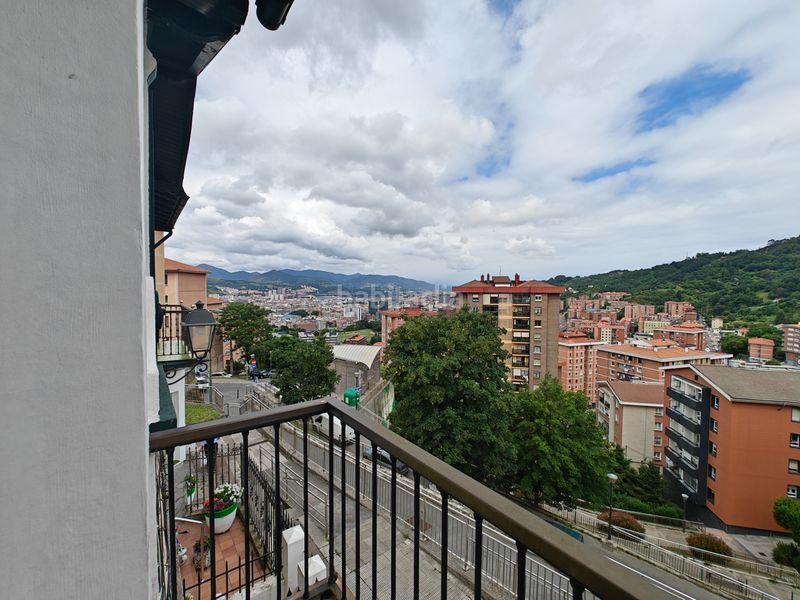 Foto f2749712-f01e-4207-8275-433f5b1136e8. Casa adossada amb calefacció aparcament a Arabella Bilbao