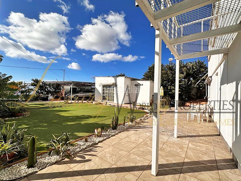 Foto 9a340ebe-f625-40b8-b530-b660f3a4f05d. Maison avec parking dans Buzanada Arona