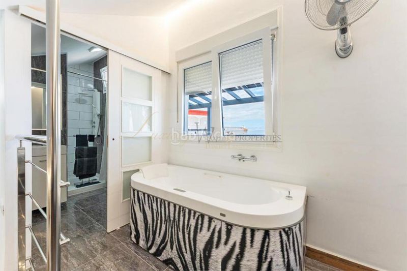 Foto 492b21a2-c7fd-4b03-a0da-77a5156513ca. Casa amb aparcament piscina a San Eugenio Alto Adeje