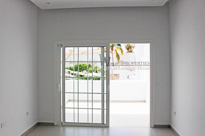 Foto fbe7bd63-7fe6-40a8-94dc-0b92b914ea54. Apartament amb piscina a Playa de Fañabé Adeje