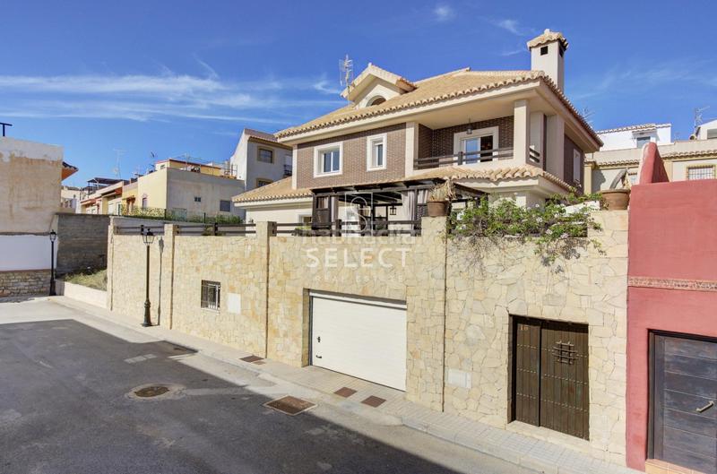 Foto 885ef636-fe33-4807-ba28-0463e4fc6abd. Casa con parcheggio piscina in Motril ciudad Motril