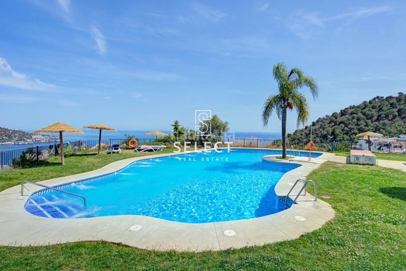 Foto fb4a6f7f-fd75-46c8-ac27-a8d876d2a111. Casa aparellada amb aparcament piscina a Los Cármenes - Cerro Gordo Almuñécar