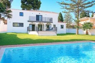 Chalet  Calle palomas del coto 16. Villa lumi-arkhé, el lujo de no tener que hacer nada.