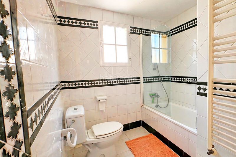 Foto 5d7558c3-ef2f-4b0a-b73a-c390e1a59f60. Casa adossada a calle frankfurt 16 a Costabella Marbella