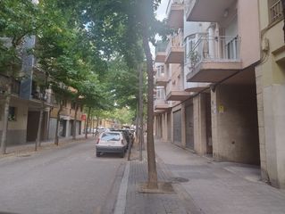 Local Comercial a Barri dels Escriptors. Local ideal  para negocio o para aparcamiento