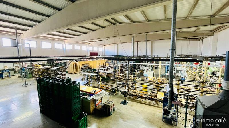 Foto 71976106-f23d-4a9f-abc0-7b82bca0a87b. Capannone industriale in Monòver