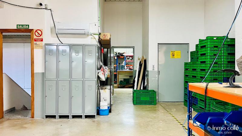 Foto f0cde2a8-99fd-42e3-bcaa-9482d394e766. Capannone industriale in Monòver