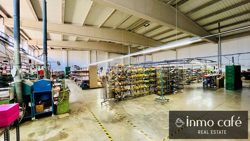 Foto f7723b50-41e2-485a-b65a-e312a1721373. Nave industrial en Monòver