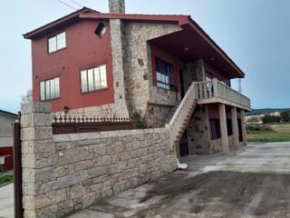Xalet a Aguiño. Casa con dos viviendas, bajo, terrazas y jardín