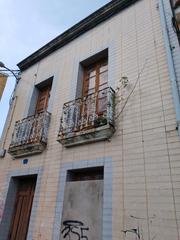 Casa adossada a Santa Uxía de Ribeira. Casa marinera con terreno en el casco antiguo.