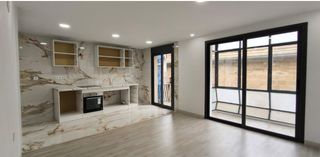 Casa in Agramunt. Casa de 2 plantas con 2 viviendas independientes y local comerci