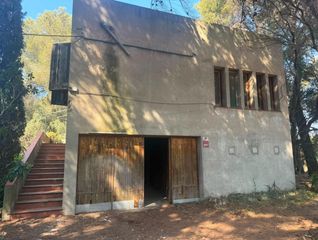 Appartamento in Costa Cunit - Els Jardins - Els Rosers. Casa de 140 m2 con almacén de 24 m2 y parcela de 4.183 m2 rodead