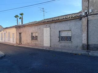 Casa a Monòver. Descubra esta encantadora casa de dos pisos ubicada en el tranqu