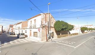 Casa en Pinoso. Presentamos un proyecto de renovación prometedor! esta casa ados