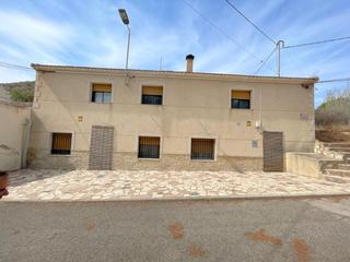 Maison à Algueña. Esta propiedad de 180 m, ubicada en el encantador pueblo de algu