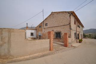 Casa a Abanilla. Esta casa con patio y jardín se encuentra en pleno centro de un