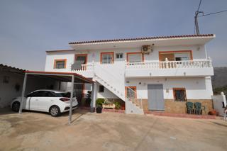 Casa a Abanilla. Descubre esta enorme casa situada en un pueblo de abanilla rodea