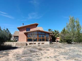 Casa a Yecla. Bienvenido a un encantador chalet de madera de 300 metros cuadra