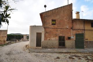 Casa en Pinoso. Descubre esta encantadora casa en una pequeña aldea cerca de pin