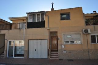 Casa en Pinoso. Descubra esta versátil casa adosada de dos pisos ubicada en el e