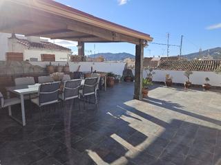 Casa a Monòver. Amplia casa de varios niveles con garaje y espacio de entretenim