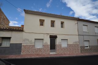 Casa a Salinas. Esta casa adosada de 143 m se encuentra en el centro de salinas,