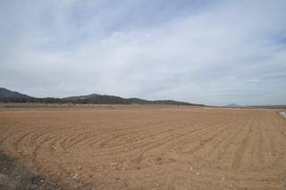 Terreny residencial a Monòver. Se vende amplia parcela de 33.880 m con instalación de agua, per