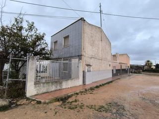 Casa adossada a Yecla. Espaciosa casa adosada lista para entrar a vivir en yecla. ubica