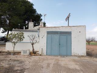 Masia a Yecla. Se vende chalet en buen estado ubicado en la tranquila zona rura
