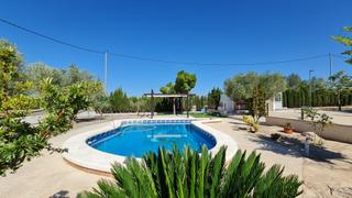Casa a Yecla. Bienvenido a la casa de tus sueños! esta espaciosa propiedad ofr
