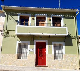 Casa a Yecla. Se vende o se alquila preciosa casa adosada, completamente refor