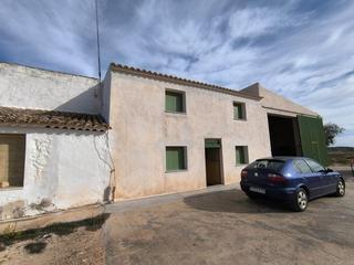 Masia a Yecla. Casa de campo adosada ubicada en la pintoresca zona rural de yec