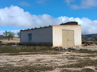 Residential Plot in Yecla. Parcela rústica con almacén agrícola y manantial natural  entre