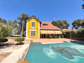 Casa a Yecla. Preciosa villa de 1910 en una ubicación exclusiva! descubra una